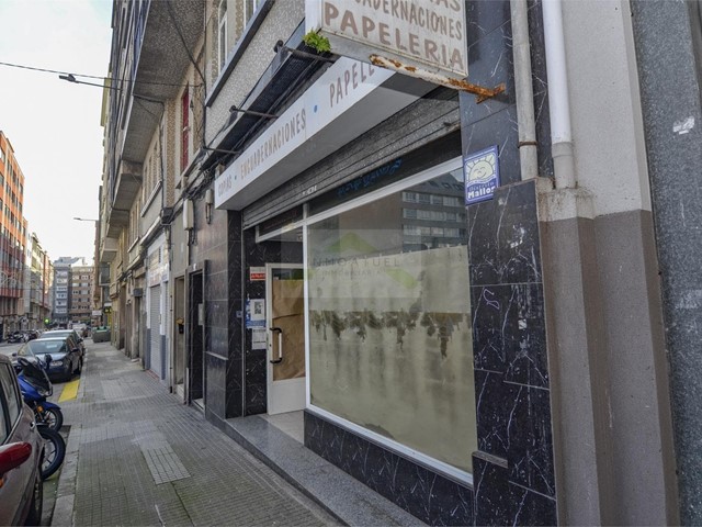 Local comercial de 96m2, zona Mallos (Calle Eugenio Carré Aldao).- - A Coruña